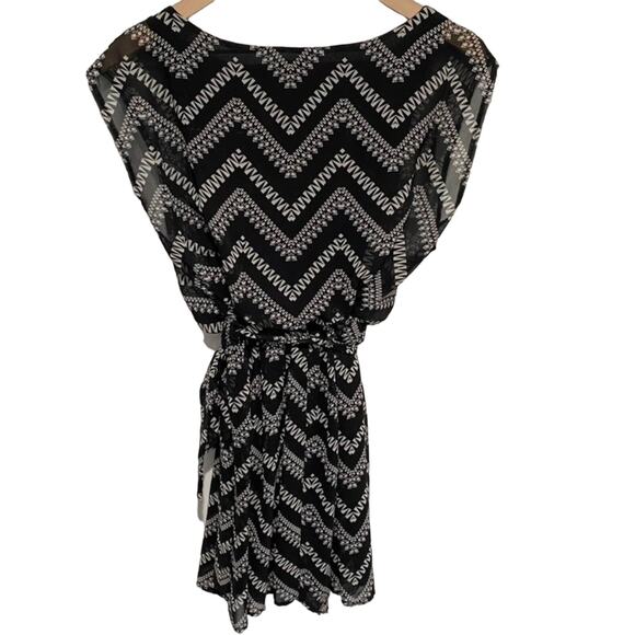 Lily Rose Black & White Chevron Striped Dress Size Small - Picture 4 of 7
